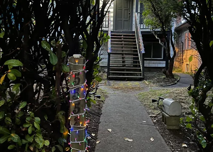 Larch House In Vancouver West